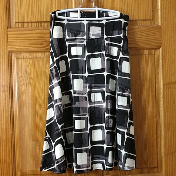 LuLaRoe simply comfortable skirt. Size L